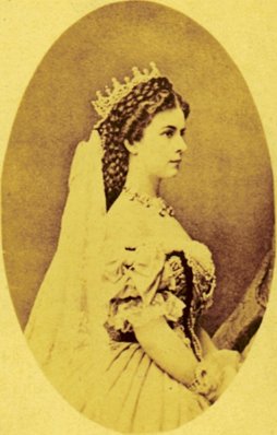 ortrait officiel de Sissi distribué aux photographes de l'Empire austro-hongrois probablement peu de temps après les noces impériales. (Documents adressés par Mathias Gali).