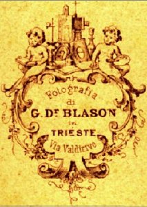 Au dos de ce portrait figure très probablement le cachet du photographe chargé à Trieste de la diffusion de ce portrait. (Documents adressés par Mathias Gali).